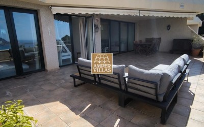 Precioso y acogedor apartamento con vistas panorámicas al mar y las montañas.